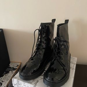lace up boots in black